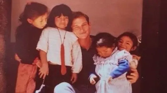 Javier Sartorius com garotas de Cusco, Peru ?? 