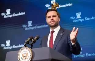 Vice-presidente dos EUA, J.D. Vance, fala em evento de exibição de filmes na Heritage Foundation, em Washington, D.C., na terça-feira (1).