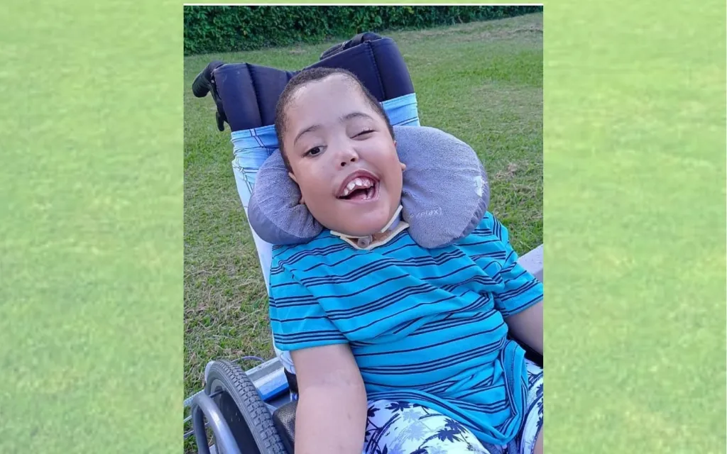 Foi um sinal do céu na terra, diz pai adotivo de menino anencéfalo que morreu aos 13 anos