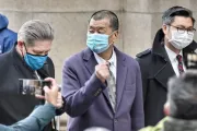 Jimmy Lai (centro) fora do tribunal em Hong Kong, 31 de dezembro de 2020.
