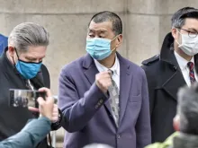 Jimmy Lai (centro) fora do tribunal em Hong Kong, 31 de dezembro de 2020.