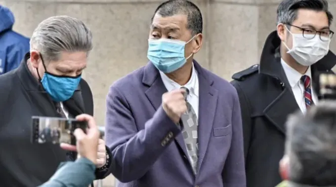 Jimmy Lai (centro) fora do tribunal em Hong Kong, 31 de dezembro de 2020. ?? 