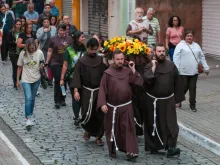 Procissão com relíquia de são frei Galvão em Guaratinguetá