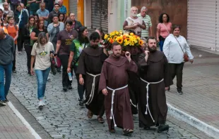 Procissão com relíquia de são frei Galvão em Guaratinguetá