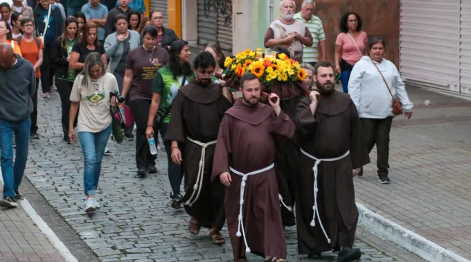 Procissão com relíquia de são frei Galvão em Guaratinguetá