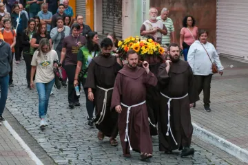 Procissão com relíquia de são frei Galvão em Guaratinguetá