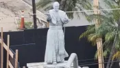 Estátua do papa são João Paulo II é instalada em praça de Barbacena