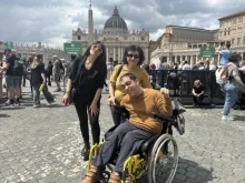 Davide Andreoli e sua família visitam a Praça de São Pedro para o Jubileu das Pessoas com Deficiência, segunda-feira, 28 de abril de 2025.