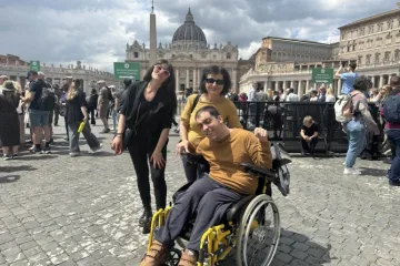 Davide Andreoli e sua família visitam a Praça de São Pedro para o Jubileu das Pessoas com Deficiência, segunda-feira, 28 de abril de 2025.