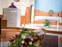 Cardeal Krajewski celebra funeral de “Mirko”.