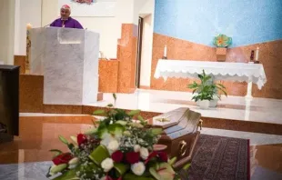Cardeal Krajewski celebra funeral de “Mirko”.