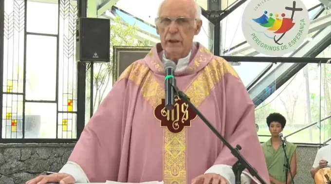 Padre Júlio Lancellotti na última missa transmitida ao vivo no domingo (14)
