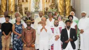 “Um modo de inclusão”, diz padre sobre lava-pés com homem que se identifica como mulher e não-cristãos