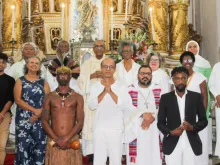 O padre Edson Menezes com as doze pessoas que participaram do rito do lava-pés na basílica do Bonfim