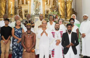 O padre Edson Menezes com as doze pessoas que participaram do rito do lava-pés na basílica do Bonfim