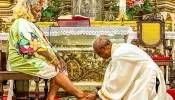 Cerimônia de Lava-pés em Salvador tem homem que se identifica como mulher e não-cristãos como discípulos