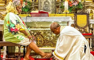 Padre Edson Menezes lava os pés de Brenda Souza