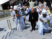 O bispo de Bragança Paulista, dom Sérgio Aparecido Colombo, com a presidente da ACAFRO Iyá Tânia lavando a escadaria da Paróquia Bom Jesus da Paradinha em 2025.