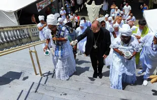 O bispo de Bragança Paulista, dom Sérgio Aparecido Colombo, com a presidente da ACAFRO Iyá Tânia lavando a escadaria da Paróquia Bom Jesus da Paradinha em 2025.