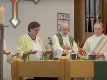 Vídeo de agosto de 2022 mostra uma mulher que parece concelebrar a missa com o padre.