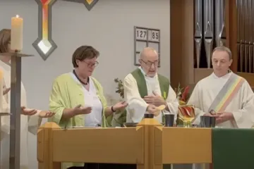 Vídeo de agosto de 2022 mostra uma mulher que parece concelebrar a missa com o padre .
