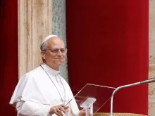 O papa Leão XIV dirige sua primeira oração dominical do Regina Coeli do balcão central da basílica de São Pedro, em 11 de maio de 2025