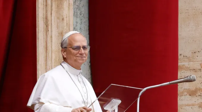 O papa Leão XIV dirige sua primeira oração dominical do Regina Coeli do balcão central da basílica de São Pedro, em 11 de maio de 2025