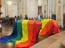 Caixões com bandeira LGBT na catedral de Aguascalientes (México