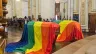 Caixões com bandeira LGBT na catedral de Aguascalientes (México