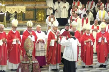 Dom Domenico Battaglia segura o relicário com o sangue de São Januário.