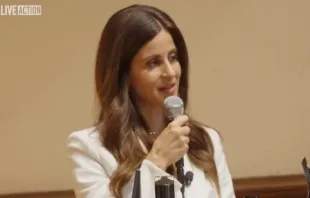 Lila Rose fala a favor da vida no campus da Universidade de Yale durante um debate em 16 de setembro de 2025.