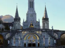 Mosaicos do padre Marko Rupnik, acusado de abuso, estavam expostos em todo o santuário em Lourdes, na França