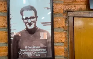 Fotografia do Padre Luis María Roma, SJ., no auditório do internato Juan XXIII em Cochabamba (Bolívia), local onde outro padre jesuíta, Alfonso Pedrajas cometeu a maior parte dos seus abusos contra menores. Esta foto foi tirada em outubro de 2023.