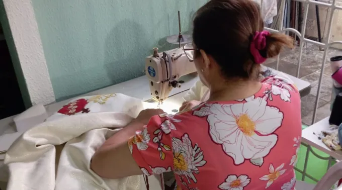 Margareth costurando a casula para a ordenação sacerdotal de seu filho padre Isaac. ?? 