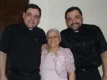 Padre Wallace (à esquerda) e padre Wellington (à direita), com a mãe Eliete Dahan dos Santos