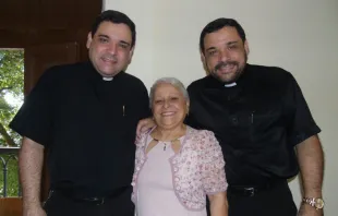Padre Wallace (à esquerda) e padre Wellington (à direita), com a mãe Eliete Dahan dos Santos