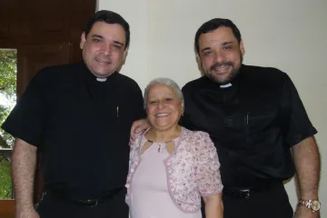 Padre Wallace (à esquerda) e padre Wellington (à direita), com a mãe Eliete Dahan dos Santos