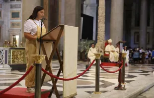 Jovem lê o manifesto na basílica de São Paulo Fora dos Muros, em Roma
