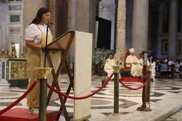 Jovem lê o manifesto na basílica de São Paulo Fora dos Muros, em Roma