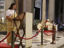 Jovem lê o manifesto na basílica de São Paulo Fora dos Muros, em Roma