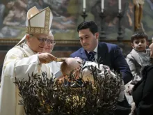 O papa Leão XIV batiza uma criança na capela Sistina