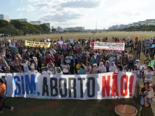 Em junho deste ano, mais de três mil pessoas foram às ruas de Brasília em defesa da vida.