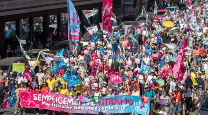 Milhares de pessoas de toda a Itália participam na Manifestação Nacional pela Vida em Roma no dia 22 de junho. ?? 