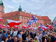 A Marcha Nacional pela Vida nas ruas de Varsóvia, Polônia.