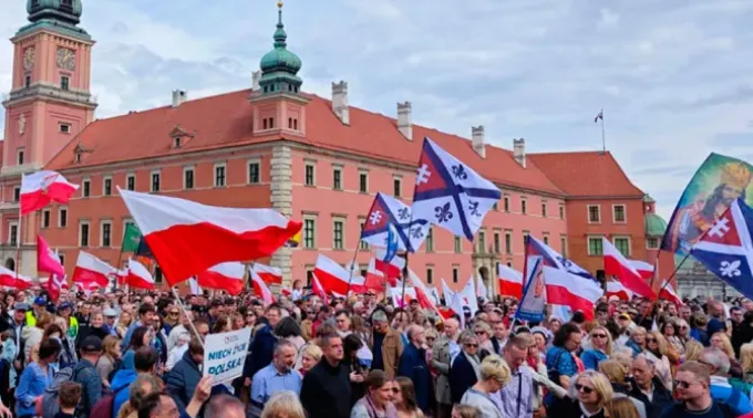 A Marcha Nacional pela Vida nas ruas de Varsóvia, Polônia. ?? 