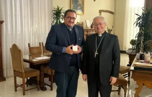 Empresário Martinho Rocha entrega incenso ao mestre das Celebrações Litúrgicas Pontifícias, dom Diego Ravelli.