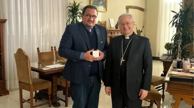 Empresário Martinho Rocha entrega incenso ao mestre das Celebrações Litúrgicas Pontifícias, dom Diego Ravelli. ?? 