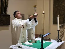 Padre Cícero Santos da Silva na paróquia pessoal de Nossa Senhora da Assunção.