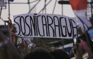 Cartaz com o lema "SOS Nicarágua" levantado durante a JMJ Panamá 2019.