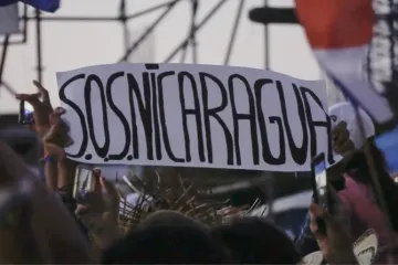 Cartaz com o lema "SOS Nicarágua" levantado durante a JMJ Panamá 2019.